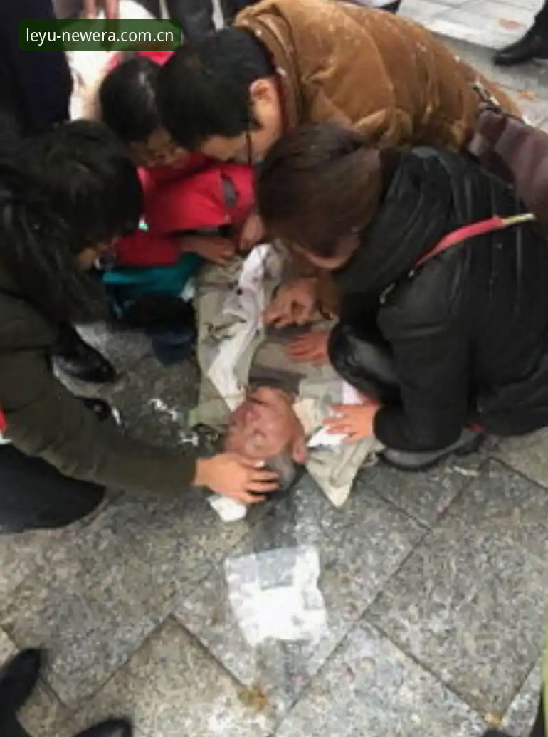 乐鱼体育APP新版 34岁晕倒vs两年前复苏:埃里克森的球场猝倒危机与乐鱼体育APP新版用户该留意什么
